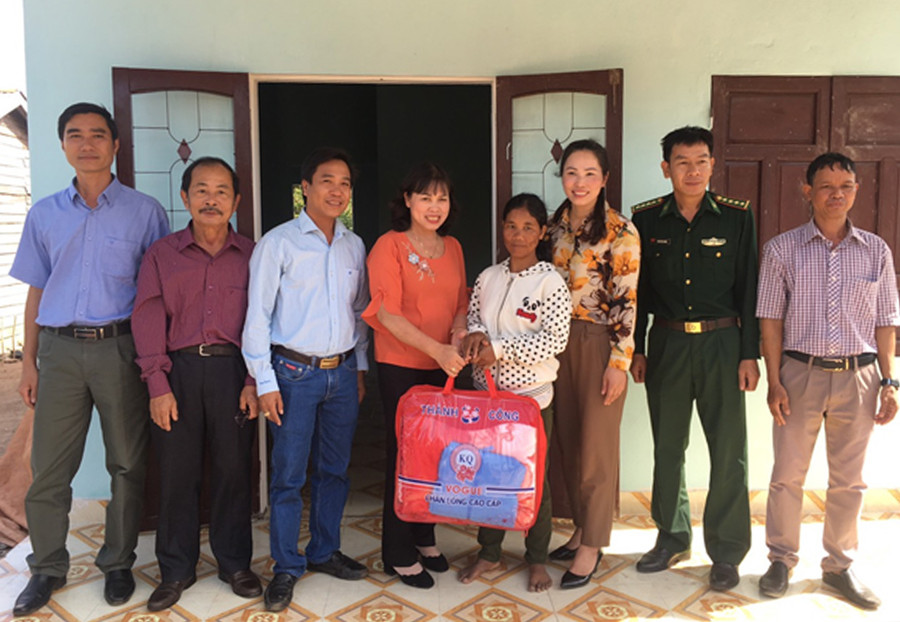 Bà Phạm Thị Lan Bà Phạm Thi Lan-Phó Chủ tịch Ủy ban MTTQ Việt Nam tỉnh bàn giao nhà “Đai Đoàn Kết