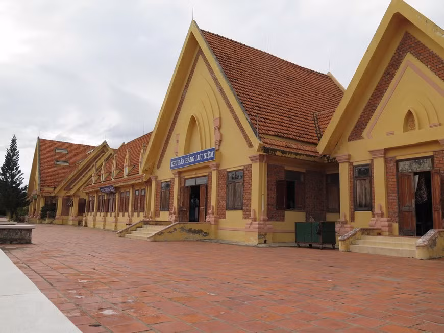 Khu nhà trưng bày sách, tranh, ảnh, vật dụng truyền thống và các món quà lưu niệm văn hóa Chăm phục vụ du khách dưới chân ngọn đầu Trầu. (Ảnh: Minh Hưng/TTXVN)