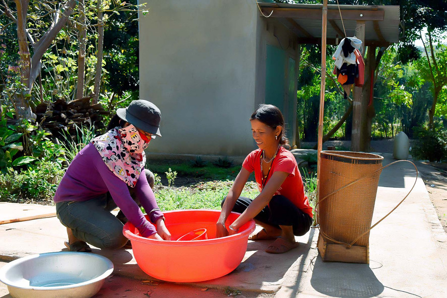 Bà con làng Hle Hlang được hỗ trợ xây nhà vệ sinh góp phần nâng cao sức khỏe và bảo vệ môi trường.
