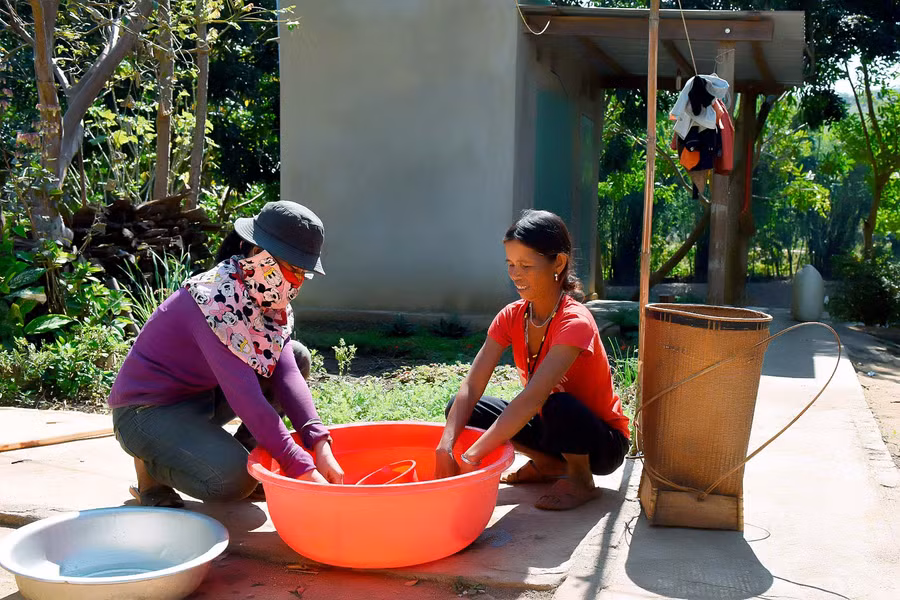 Bà con làng Hle Hlang được hỗ trợ xây nhà vệ sinh góp phần nâng cao sức khỏe và bảo vệ môi trường.