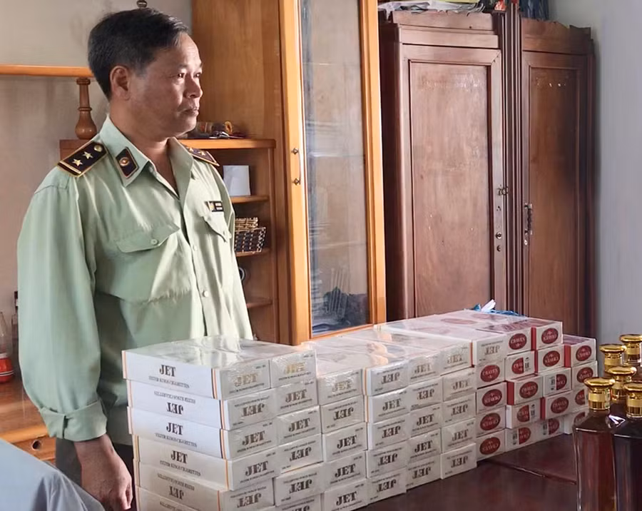  Cục Quản lý thị trường đã trình UBND tỉnh ban hành quyết định xử phạt 80 triệu đồng đối với bà Hồ Thị Hồng Hạnh (thôn 2-xã Trà Đa-TP. Pleiku) với hành vi mua bán 1.250 bao thuốc lá điếu nhập lậu. Ảnh: Vũ Thảo