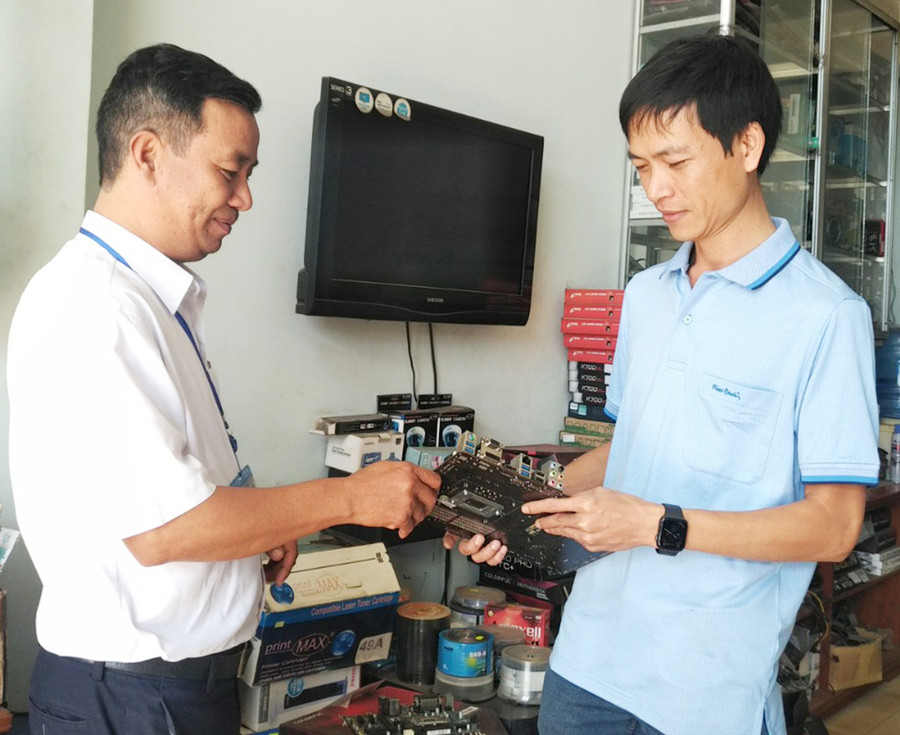 Cán bộ Chi cục Thuế TP. Pleiku bám sát địa bàn, động viên người nộp thuế thực hiện tốt nghĩa vụ với Nhà nước. Ảnh: Sơn Ca