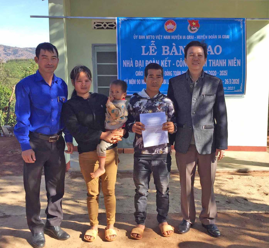 Quang cảnh lễ bàn giao nhà cho gia đình anh Puih Thac. Ảnh: Hà Phương