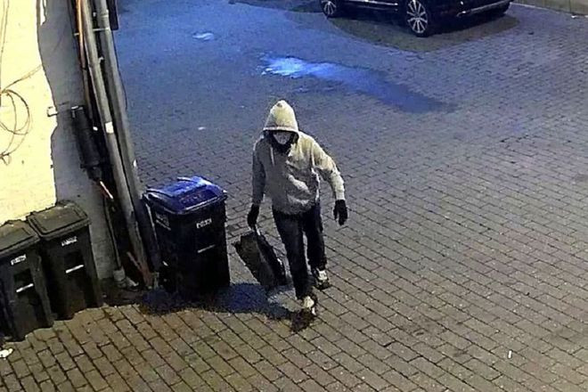  Nghi phạm đặt bom ống tại thủ đô Washington D.C ngày 6.1 - Chụp từ clip