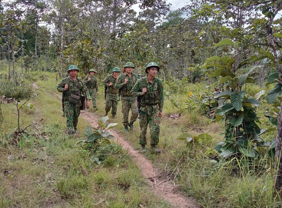 Trung úy Rơ Châm Soét (ngoài cùng bên phải) cùng cán bộ, chiến sĩ Đồn Biên phòng Ia Pnôn tuần tra bảo vệ biên giới. Ảnh: Anh Huy Trung úy Rơ Châm Soét (ngoài cùng bên phải) cùng cán bộ, chiến sĩ Đồn Biên phòng Ia Pnôn tuần tra bảo vệ biên giới. Ảnh: Anh Huy