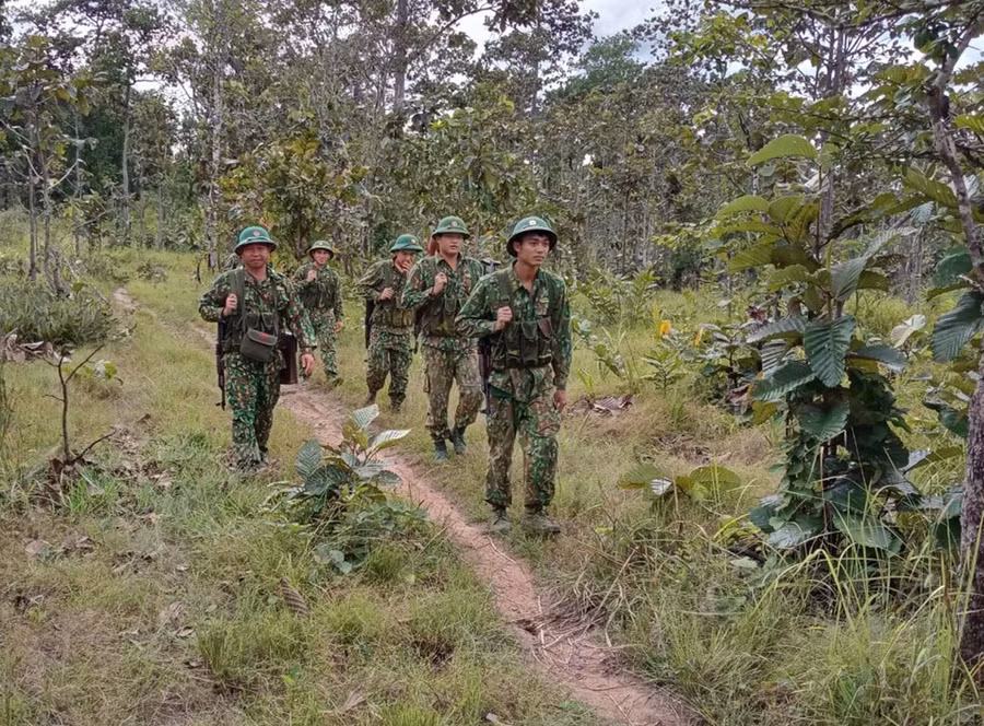 Trung úy Rơ Châm Soét (ngoài cùng bên phải) cùng cán bộ, chiến sĩ Đồn Biên phòng Ia Pnôn tuần tra bảo vệ biên giới. Ảnh: Anh Huy