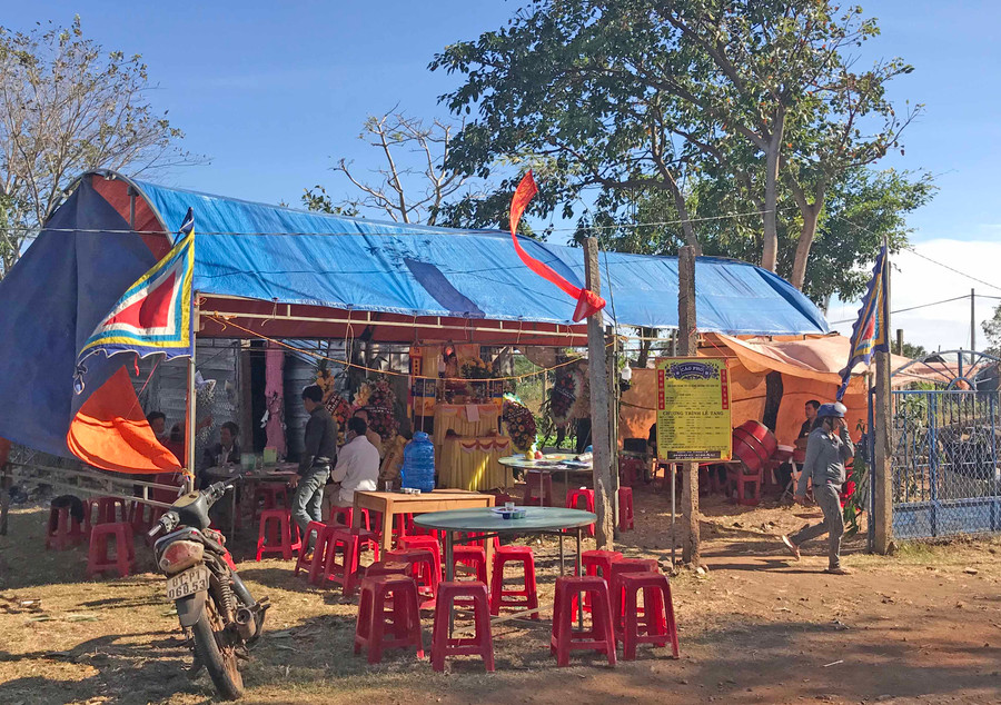 Không khí tang thương tại gia đình bà Đinh Thị Luân (mẹ đẻ chị Dung) ở làng Queng Xí Nghiệp, xã Hbông, huyện Chư Sê. Ảnh: Lê Gia