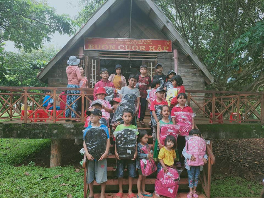 Trẻ em vùng Tây Nguyên được nhận cặp sách - một hoạt động từ thiện của nhóm chị Yến.