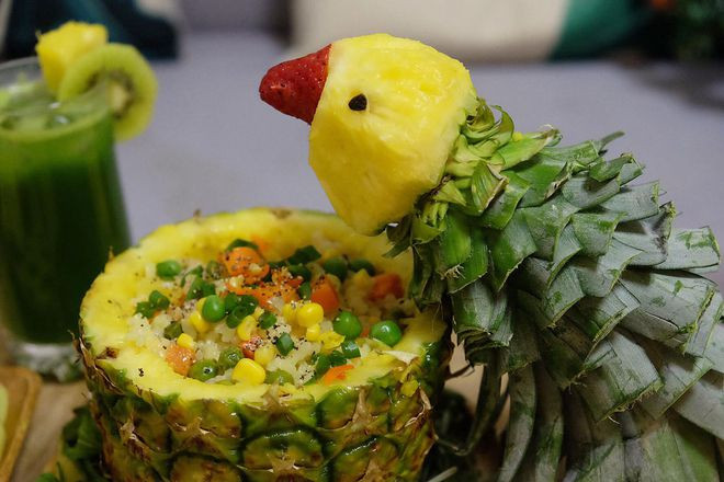 Cơm chiên quả dứa trang trí hình con vẹt