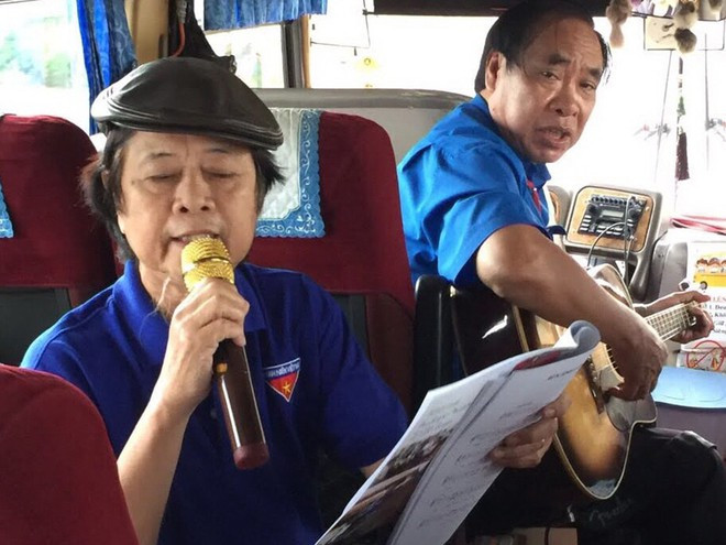 Nhạc sĩ Trần Tấn Ngô (cầm đàn) và nhạc sĩ Nguyễn Văn Hiên trong chuyến hành trình về nguồn của Ban Liên lạc cựu cán bộ Đoàn tại Đắk Lắk ẢNH: NVCC Nhạc sĩ Trần Tấn Ngô (cầm đàn) và nhạc sĩ Nguyễn Văn Hiên trong chuyến hành trình về nguồn của Ban Liên lạc cựu cán bộ Đoàn tại Đắk Lắk ẢNH: NVCC
