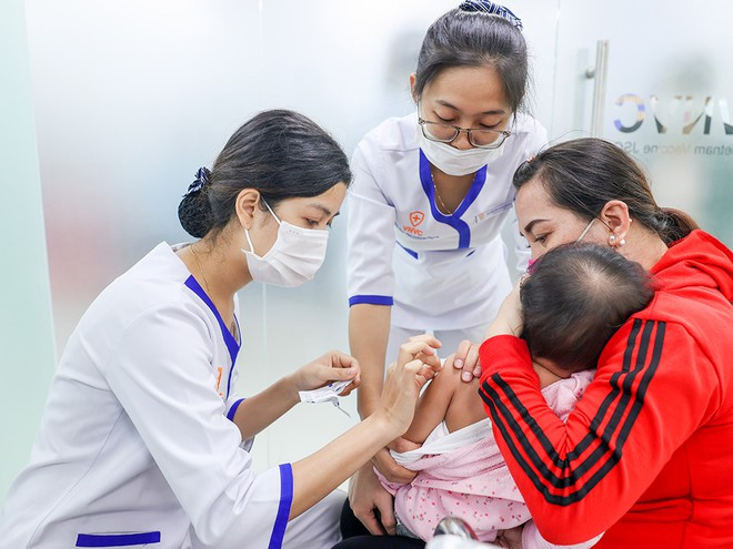 Trẻ nên được tiêm vắc xin cúm và vệ sinh mũi họng hằng ngày, ngừa nhiễm cúm và bệnh lây qua đường hô hấp. ẢNH: THU HÀ