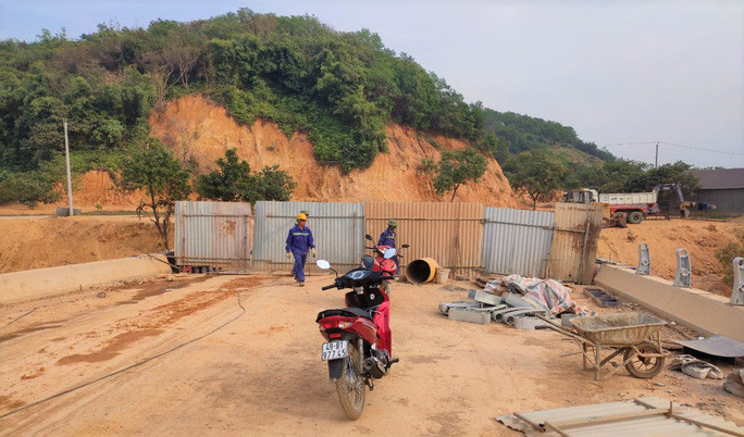 Sau khi Báo Người Lao Động thông tin, lực lượng chức năng đã dùng tônrào chắn, không cho xe qua cầu.