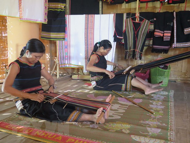 Các nghệ nhân dệt thổ cẩm, phục vụ nhu cầu du lịch trải nghiệm của du khách. (Ảnh: Dư Toán/TTXVN) Các nghệ nhân dệt thổ cẩm, phục vụ nhu cầu du lịch trải nghiệm của du khách. (Ảnh: Dư Toán/TTXVN)
