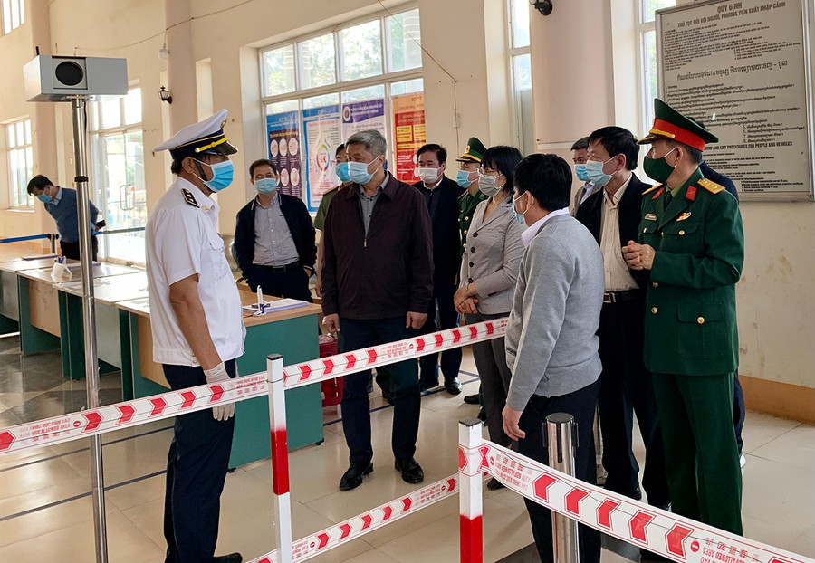 Kiểm tra thực tế tại Cửa khẩu Quốc tế Lệ Thanh. Ảnh: Như Nguyện Quang cảnh buổi làm việc giữa đoàn kiểm tra với Ban Chỉ đạo phòng-chống dịch Covid-19 tỉnh. Ảnh: Như Nguyện