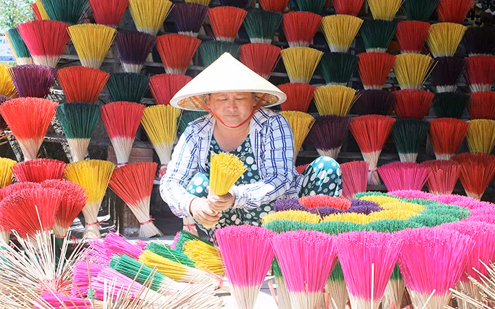 Nghệ nhân Nguyễn Thị Loan của làng hương Thủy Xuân.