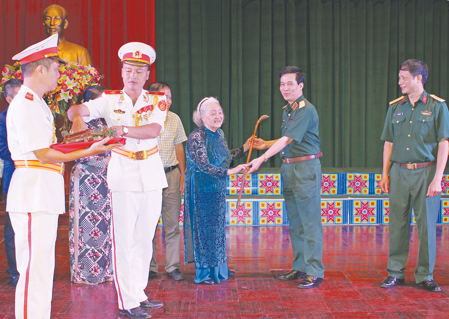 Bộ Tư lệnh Quân đoàn 3 tiếp nhận cây gậy kỷ vật do bà Việt Hoa-vợ Thượng tướng Vũ Lăng trao tặng. Ảnh: Vĩnh Hoàng