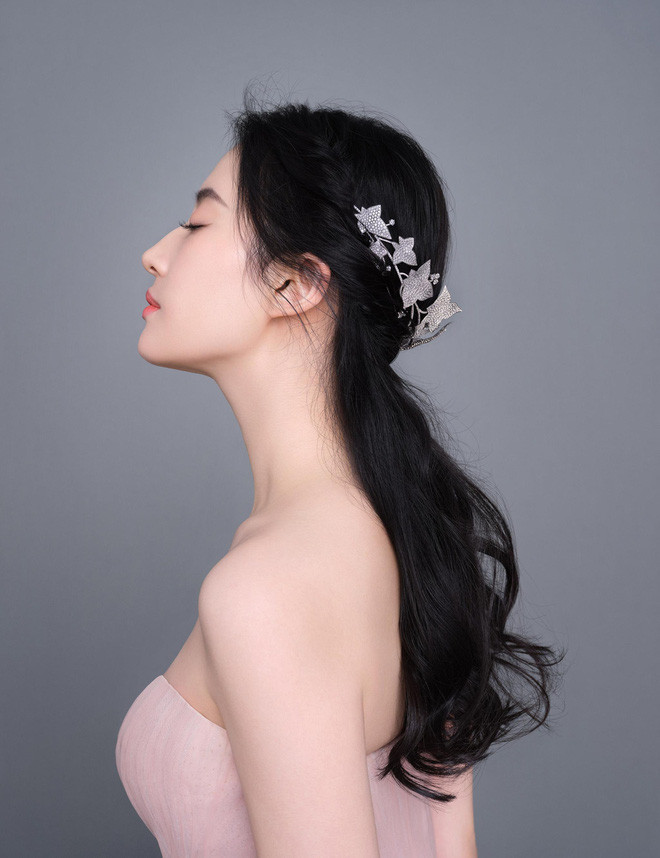 Sau khi giảm béo thành công, Lưu Diệc Phi lấy lại được phong độ nhan sắc, chỉ chụp góc nghiêng cũng khiến dân mạng trầm trồ không ngớt.