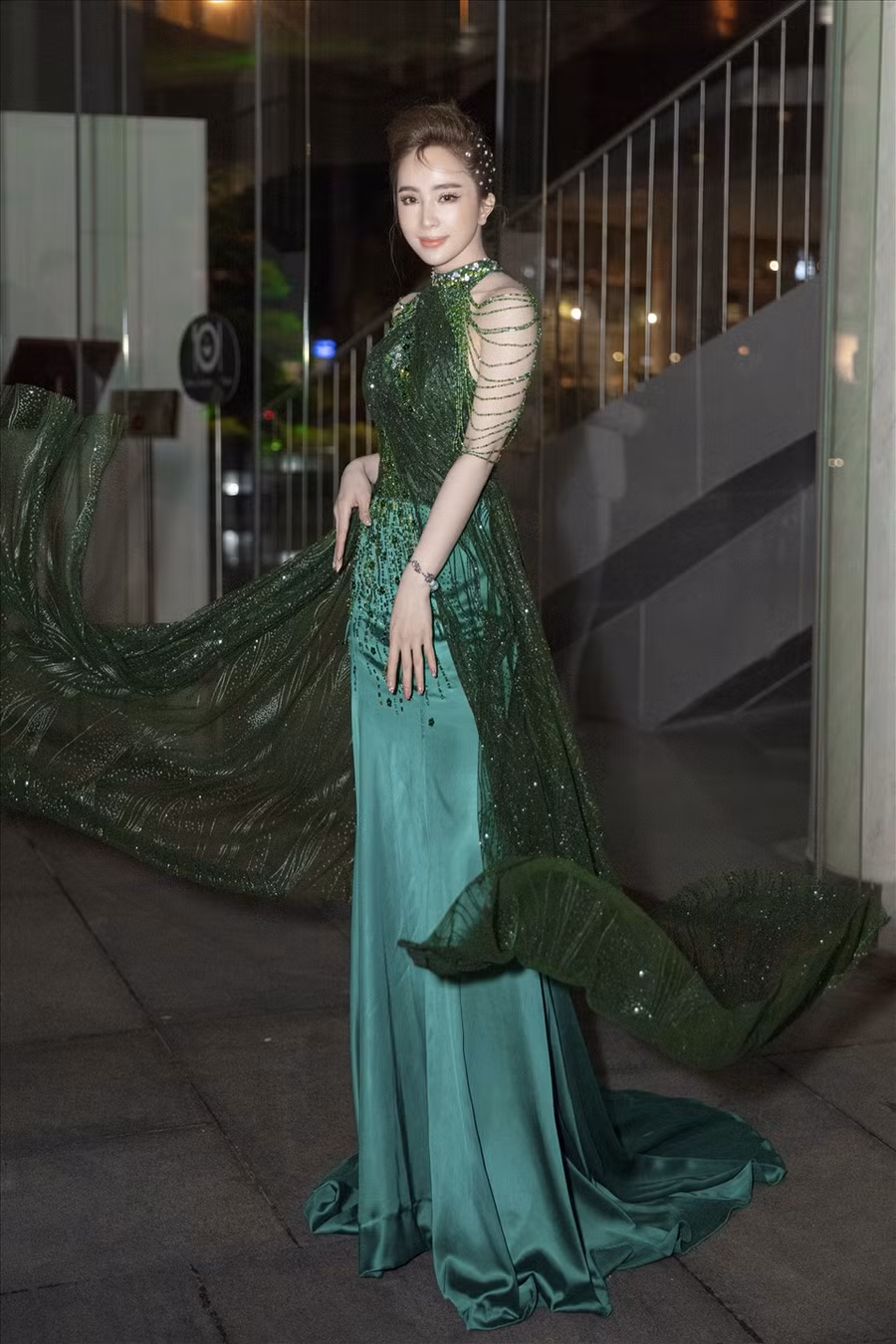 Càng ngày, Quỳng Nga càng được đánh giá cao về gu thời trang vừa đủ thanh lịch, lại vừa đủ nóng bỏng để người hâm mộ phải trầm trồ. Ảnh: Tiên Nguyễn