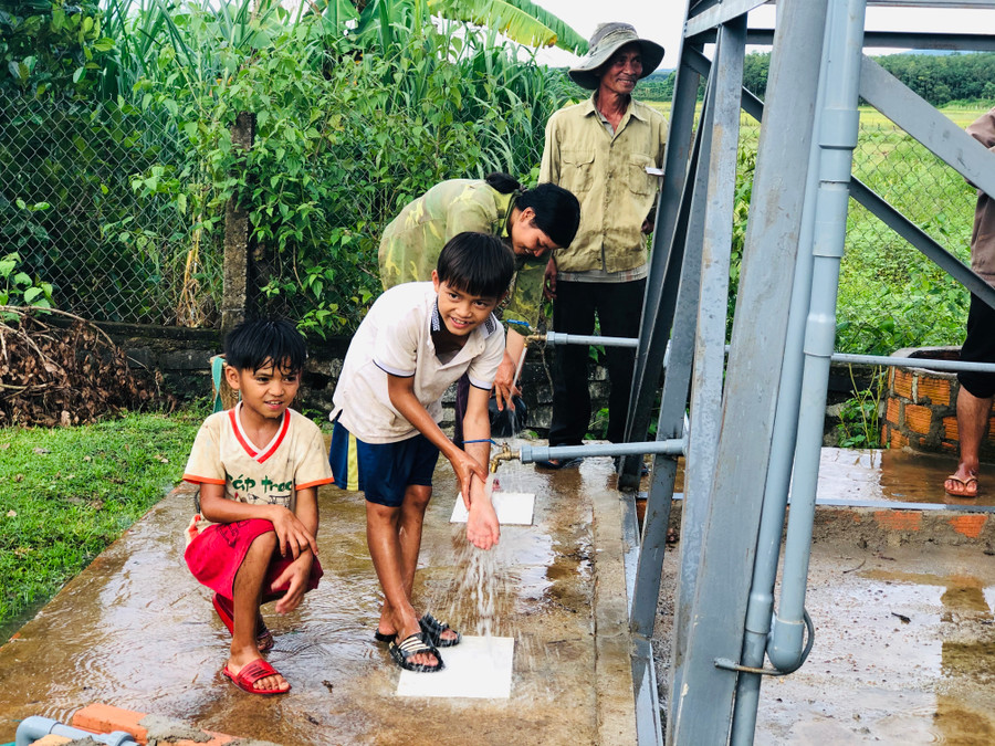 Người dân làng Yăng 3 (xã Ia Phí, huyện Chư Păh) vui mừng khi có công trình nước sạch do Huyện Đoàn Chư Păh trao tặng. Ảnh: Phan Lài
