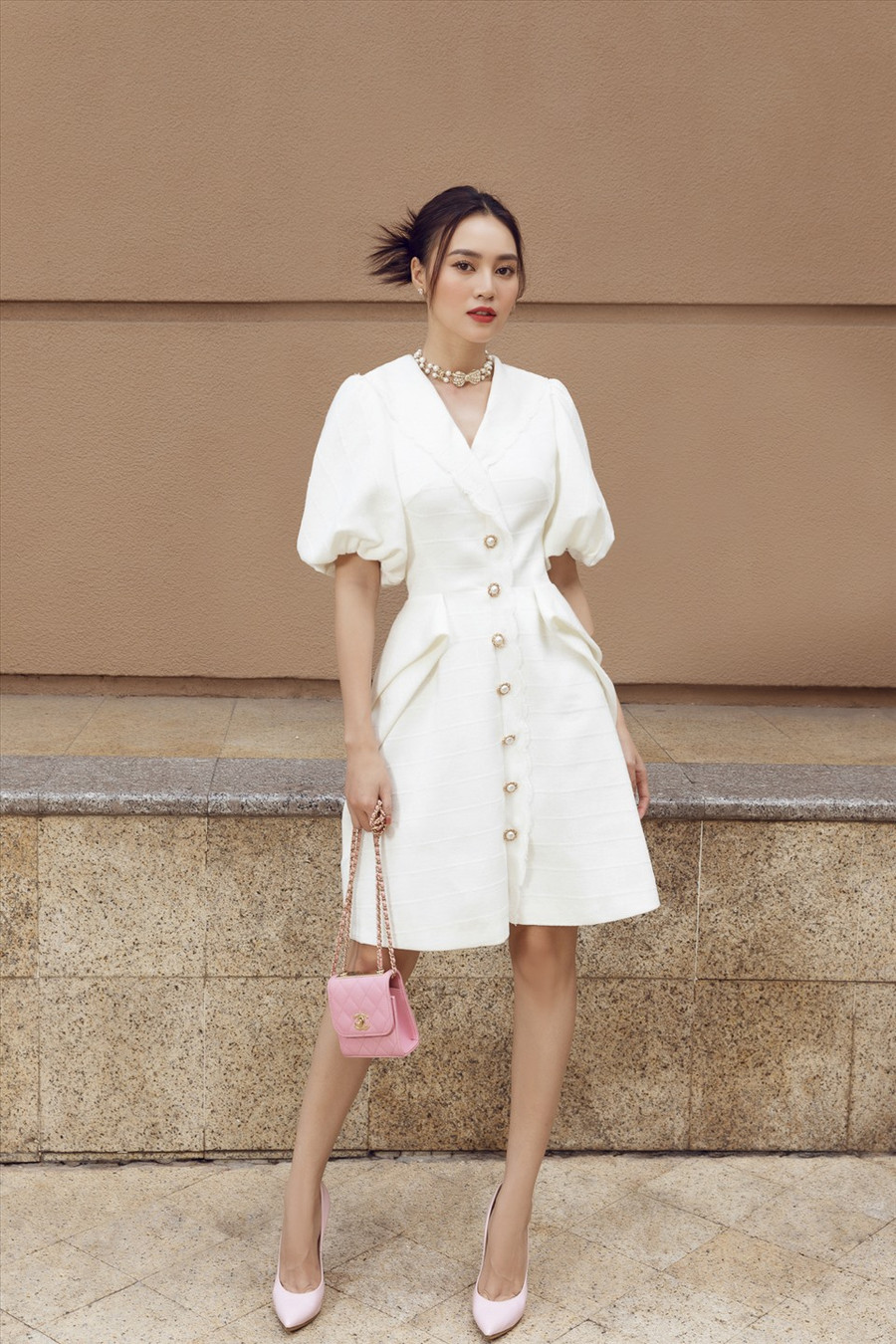 Xuyên suốt các mẫu thiết kế là tone màu trẻ trung và sang trọng như xanh baby, đỏ, trắng kem hay đen, phối với tone màu ánh kim của phụ kiện. Ảnh: NSCC.