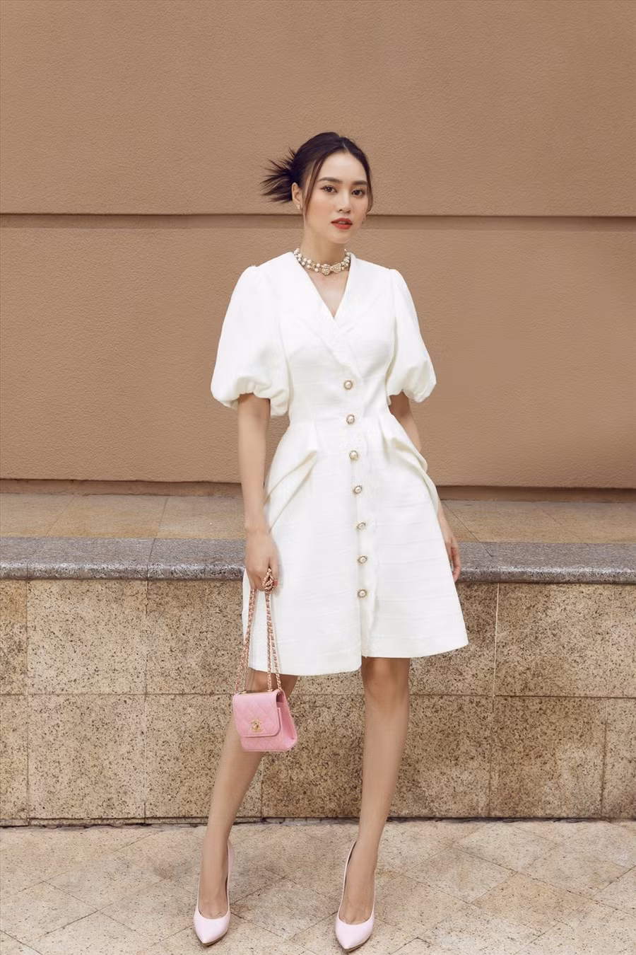 Xuyên suốt các mẫu thiết kế là tone màu trẻ trung và sang trọng như xanh baby, đỏ, trắng kem hay đen, phối với tone màu ánh kim của phụ kiện. Ảnh: NSCC.