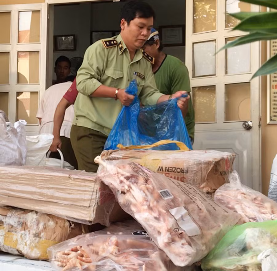 Nhiều loại hàng thực phẩm không đảm bảo chất lượng được lực lượng chức năng đưa đi tiêu hủy.&nbsp; Ảnh: Vũ Thảo