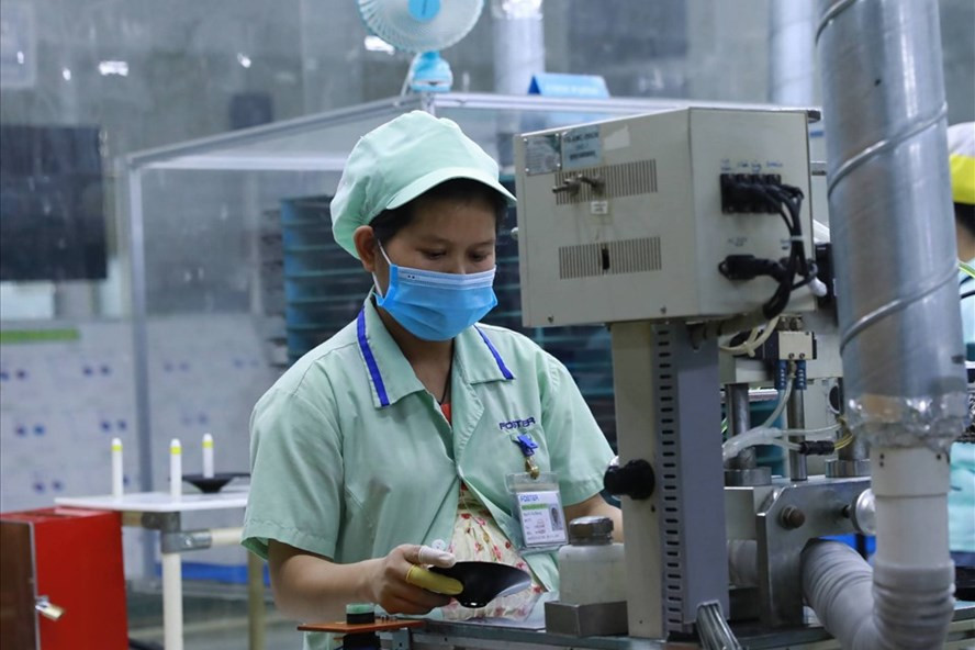 Lao động nữ nuôi con dưới 1 tuổi có thể vẫn được trả thêm tiền lương theo công việc đã làm trong thời gian được nghỉ. Ảnh minh hoạ: Hải Nguyễn Lao động nữ nuôi con dưới 1 tuổi có thể vẫn được trả thêm tiền lương theo công việc đã làm trong thời gian được nghỉ. Ảnh minh hoạ: Hải Nguyễn