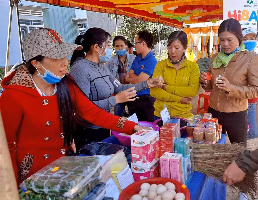 Đông đảo khách hàng tới phiên chợ để tìm mua các sản phẩm nông nghiệp sạch.Ảnh.Vũ Chi