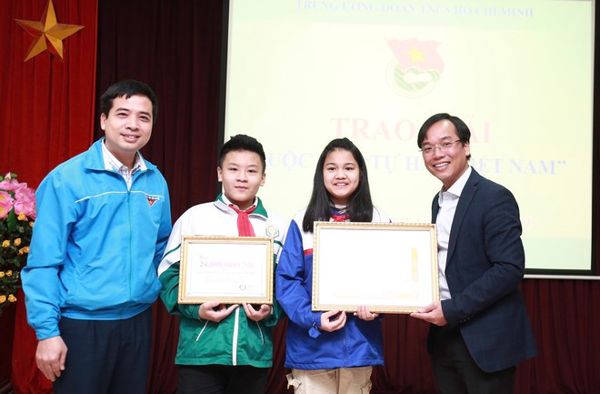 Ban tổ chức trao giải nhất cho 2 học sinh đoạt giải ẢNH BẢO ANH