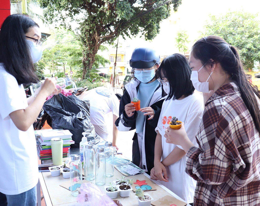  Học sinh Trường THPT Nguyễn Bỉnh Khiêm (huyện Chư Sê) góp quỹ “Tiếp bước em đến trường”. Ảnh: Phan Lài