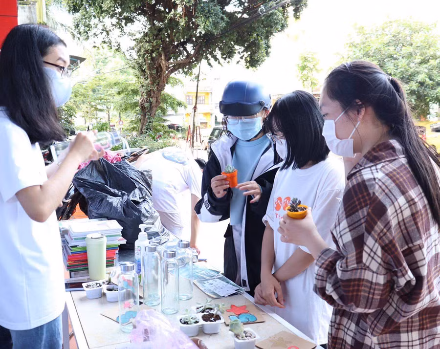  Học sinh Trường THPT Nguyễn Bỉnh Khiêm (huyện Chư Sê) góp quỹ “Tiếp bước em đến trường”. Ảnh: Phan Lài