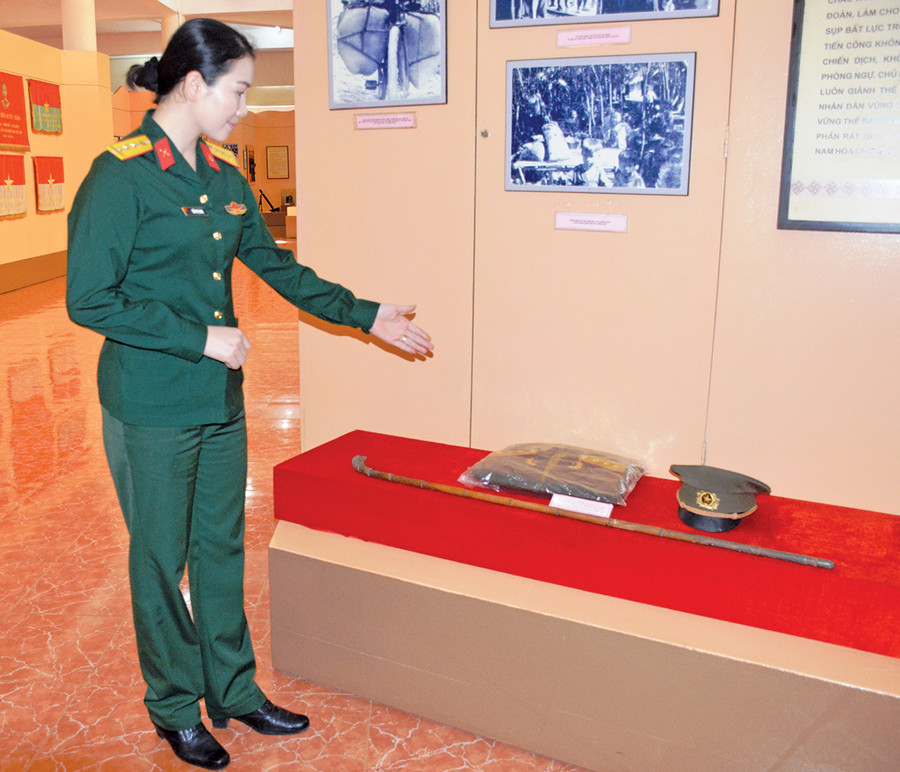 Cây gậy và bộ quân phục của Thượng tướng Vũ Lăng được trưng bày tại Bảo tàng Quân đoàn 3. Ảnh: Vĩnh Hoàng
