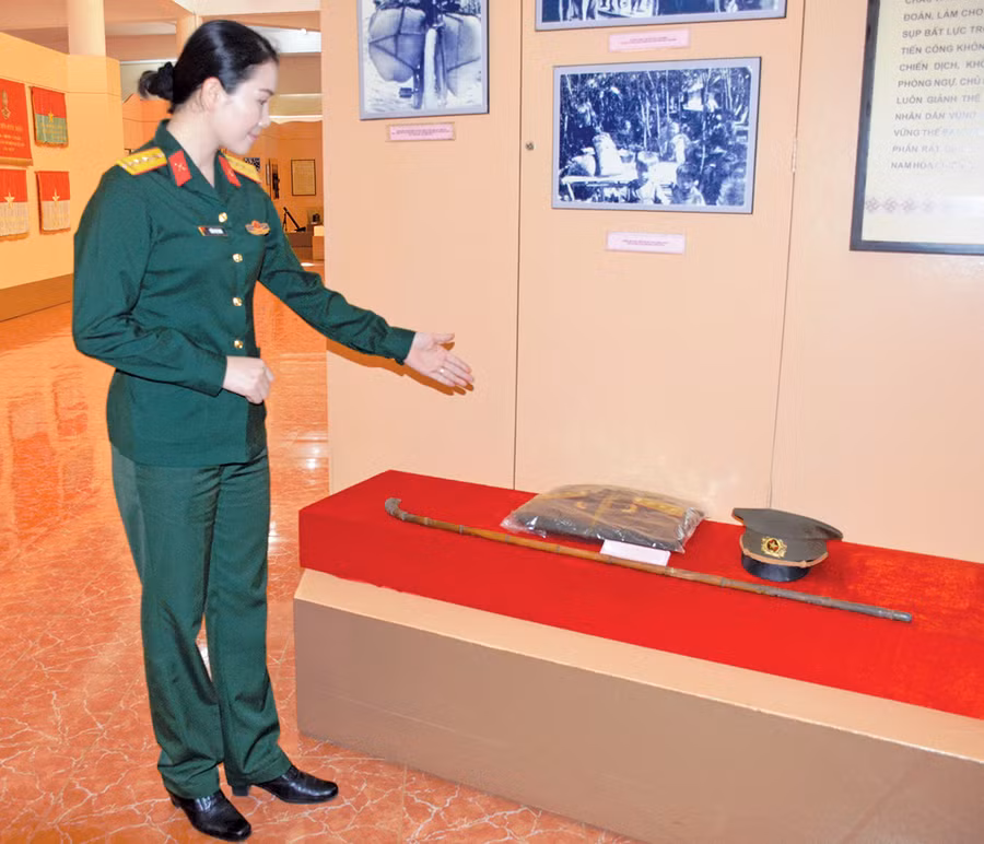 Cây gậy và bộ quân phục của Thượng tướng Vũ Lăng được trưng bày tại Bảo tàng Quân đoàn 3. Ảnh: Vĩnh Hoàng