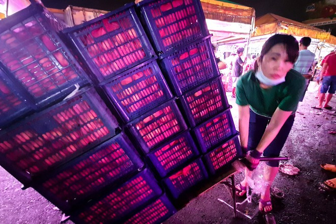 Một nữ bốc xếp kéo hàng trên trăm ký ở chợ đầu mối Thủ Đức. ẢNH: PHẠM THU NGÂN