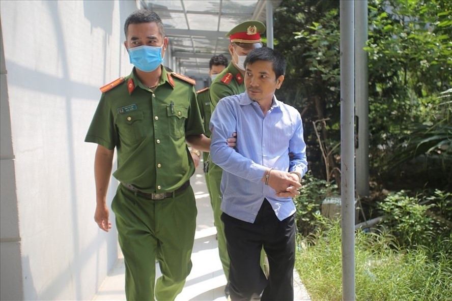 Tử tù Đặng Ngọc Anh - kẻ sát hại vợ, khi bị dẫn giải tại phiên toà sơ thẩm. Ảnh: V.Dũng.