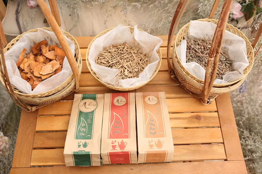 Trà sản xuất từ thảo mộc do người Ê Đê tìm trong rừng.