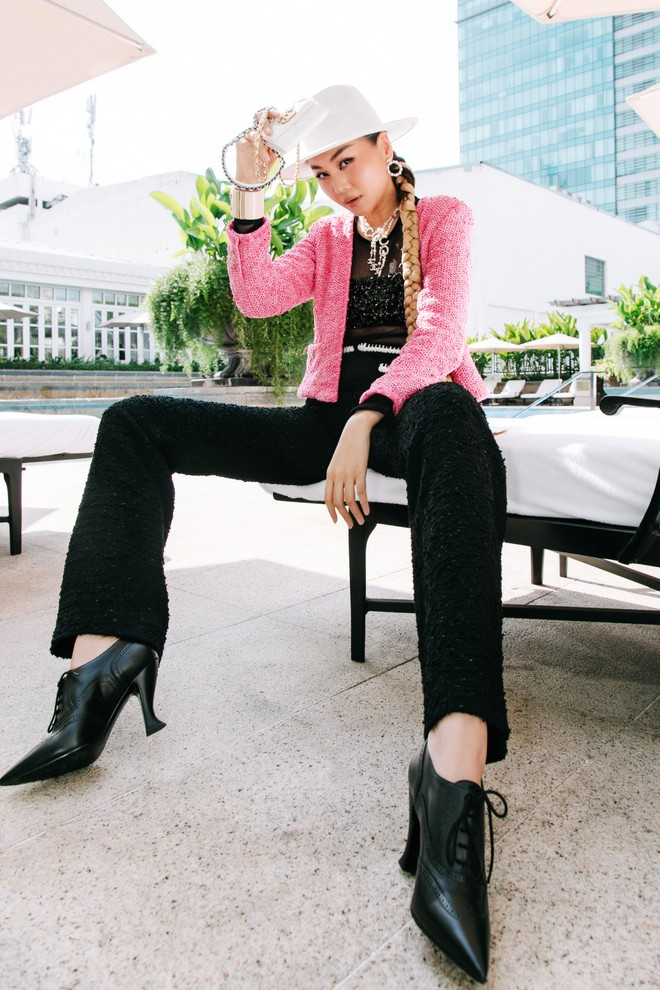 Ở tuổi 37, Thanh Hằng vẫn luôn khiến nhiều người trầm trồ khi sở hữu nhan sắc cuốn hút, làn da khoẻ khoắn, body không chút mỡ thừa. Nhờ sở hữu đôi chân dài cùng vòng eo nhỏ, huấn luyện viên The Face 2018 thường xuyên lựa chọn diện những bộ cánh bó sát khoe body nóng bỏng ẢNH: NVCC