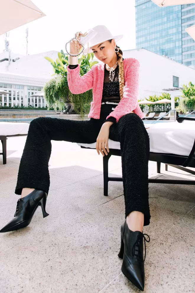 Ở tuổi 37, Thanh Hằng vẫn luôn khiến nhiều người trầm trồ khi sở hữu nhan sắc cuốn hút, làn da khoẻ khoắn, body không chút mỡ thừa. Nhờ sở hữu đôi chân dài cùng vòng eo nhỏ, huấn luyện viên The Face 2018 thường xuyên lựa chọn diện những bộ cánh bó sát khoe body nóng bỏng ẢNH: NVCC