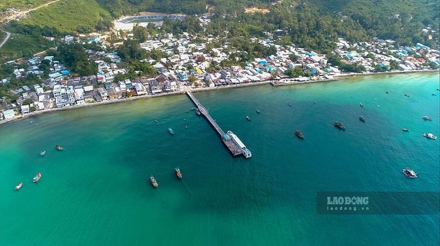  Lại Sơn là xã đầu tiên trong số 4/4 xã đảo của huyện Kiên Hải được công nhận đạt chuẩn nông thôn mới năm 2018. Kết cấu hạ tầng kinh tế xã hội đồng bộ, phát triển đời sống vật chất tinh thần cho nhân dân, bộ mặt nông thôn không ngừng được đổi mới khang trang hơn, văn minh hơn và sạch đẹp hơn là điểm cộng của du khách khi chọn lựa Hòn Sơn.