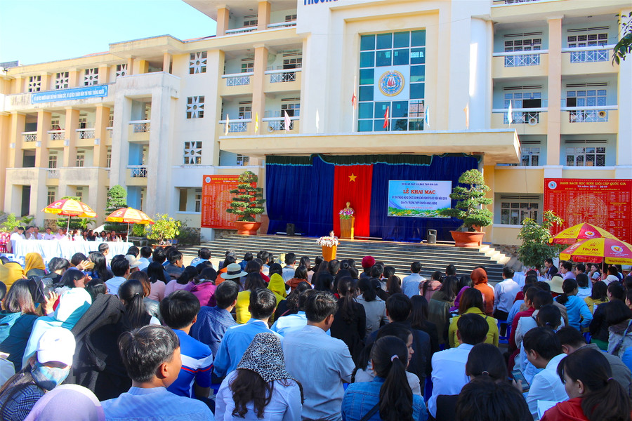 Quang cảnh lễ khai mạc kỳ thi thăng hạng chức danh nghề nghiệp giáo viên năm 2019. Ảnh Mộc Trà