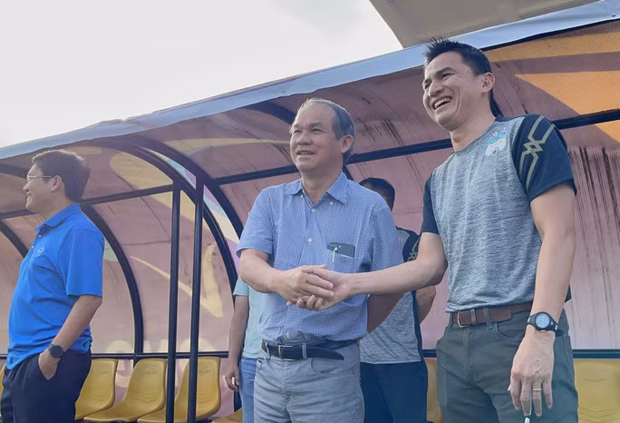 Bầu Đức xuống sân động viên tinh thần Kiatisuk sau khi anh nhận lời về dẫn dắt HAGL