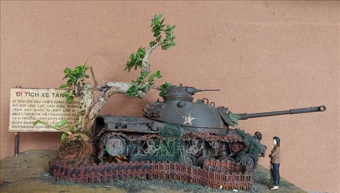Tác phẩm mô tả cây bị trúng đạn B40 vẫn sống, xe tăng Mỹ thì đã thành phế tích. Tác phẩm mô tả cây bị trúng đạn B40 vẫn sống, xe tăng Mỹ thì đã thành phế tích.