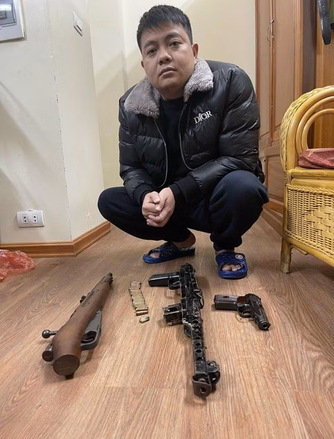  Tuấn “Kỹ” cùng 3 khẩu súng quân dụng tang vật - Ảnh Công an cung cấp