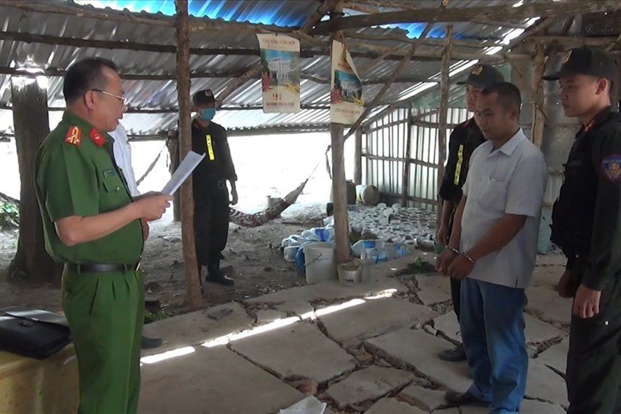 Đại diện Cơ quan Cảnh sát điều tra Công an tỉnh Kiên Giang đọc lệnh bắt tạm giam đối với Nguyễn Văn Em tại Phú Quốc. Ảnh: PV Đại diện Cơ quan Cảnh sát điều tra Công an tỉnh Kiên Giang đọc lệnh bắt tạm giam đối với Nguyễn Văn Em tại Phú Quốc. Ảnh: PV