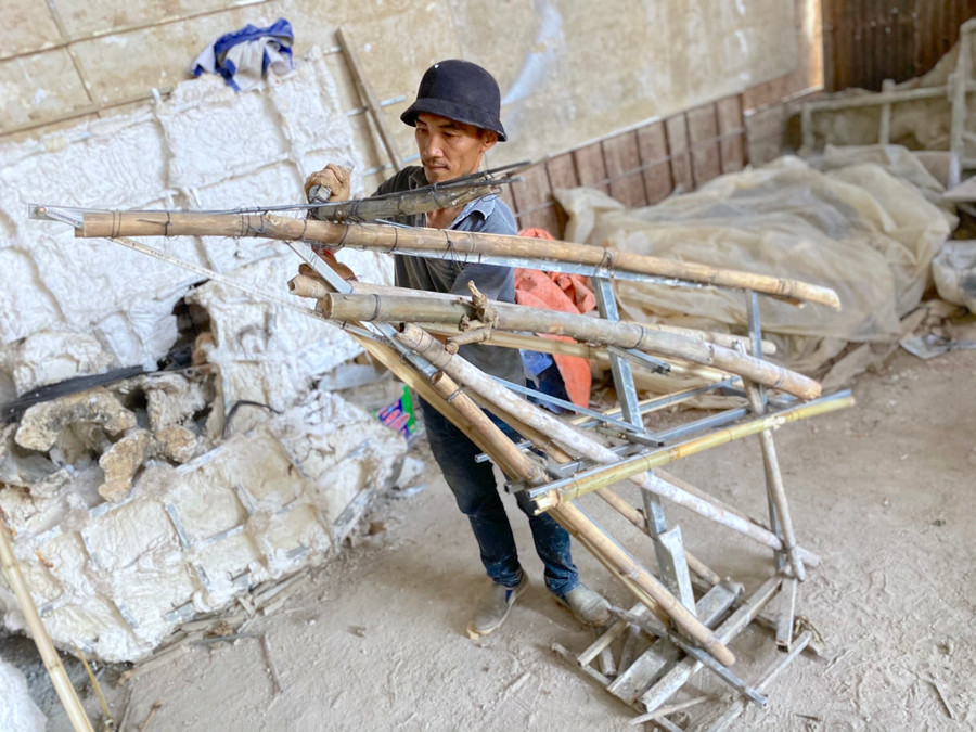 - Ảnh 5: Để hoàn thiện một con trâu mất trung bình khoảng 1 tuần và phải trải qua nhiều công đoạn. Đầu tiên, căn cứ vào bản vẽ mẫu, người thợ sẽ tiến hành làm cốt bằng sắt và tre.