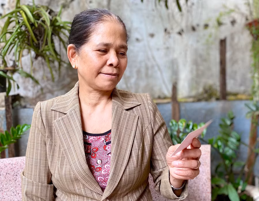  Kỷ vật từ những lần tham dự Đại hội Đảng toàn quốc luôn được bà Rơ Chăm H'Yéo cất giữ cẩn thận. Ảnh: Ảnh: Hồng Thi