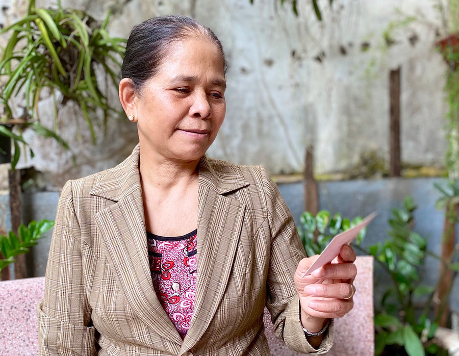  Kỷ vật từ những lần tham dự Đại hội Đảng toàn quốc luôn được bà Rơ Chăm H'Yéo cất giữ cẩn thận. Ảnh: Ảnh: Hồng Thi