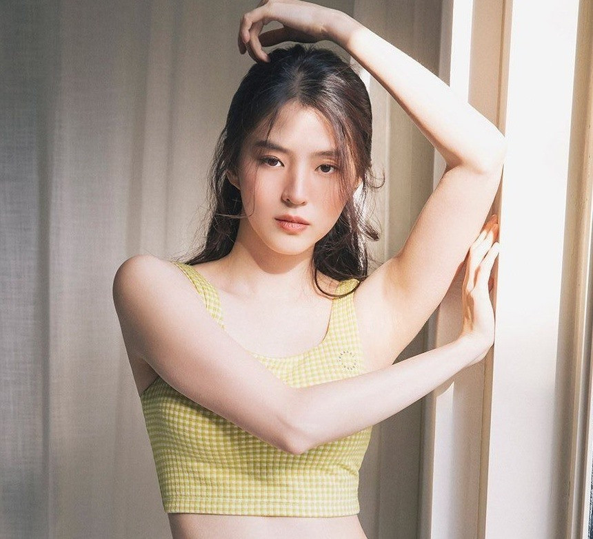 Đảm nhận 2 vai diễn mang màu sắc khác nhau, khán giả lo lắng Han So Hee sẽ không đủ “sức” cân 2 tác phẩm này. Tuy nhiên, bên cạnh đó cũng có nhiều lời động viên rằng khả năng diễn xuất với một người tay ngang như vậy là khá đạt và sẽ tiến bộ theo thời gian. Ảnh: Instagram.