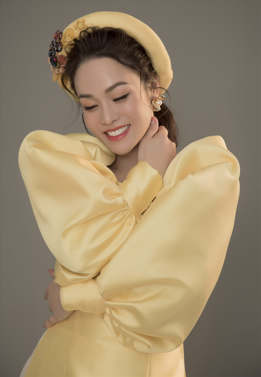 Nữ ca sĩ, diễn viên khoe nhan sắc “gái một con” ngày càng đằm thắm đón chào xuân mới.