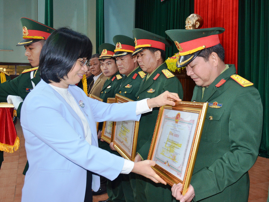 Phó Chủ tịch UBND tỉnh Nguyễn Thị Thanh Lịch trao bằng khen của Chủ tịch UBND tỉnh cho các cá nhân có thành tích xuất sắc. Ảnh: Vĩnh Hoàng Phó Chủ tịch UBND tỉnh tặng bằng khen cho các cá nhân có thành tích xuất sắc. Ảnh: Vĩnh Hoàng